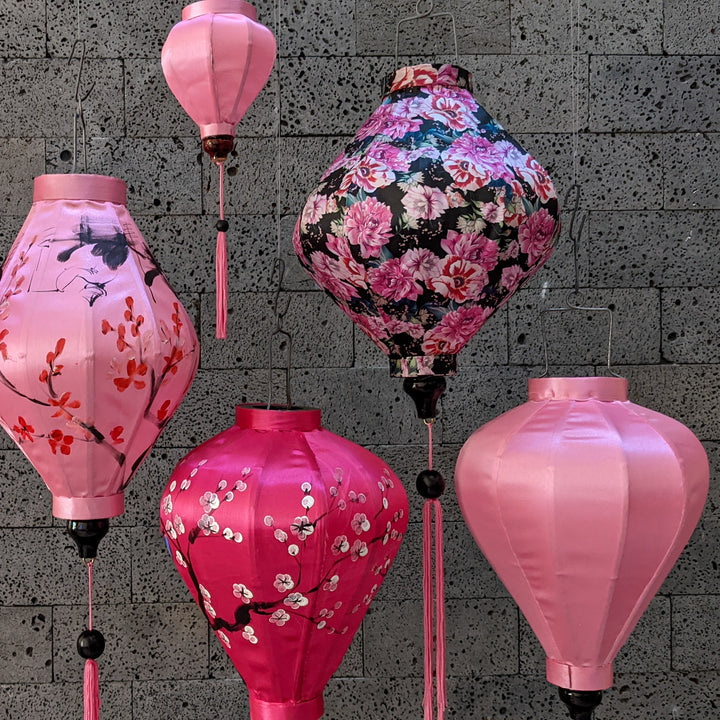 Mix and match of plain silk lanterns, hand painted lanterns and prints. 